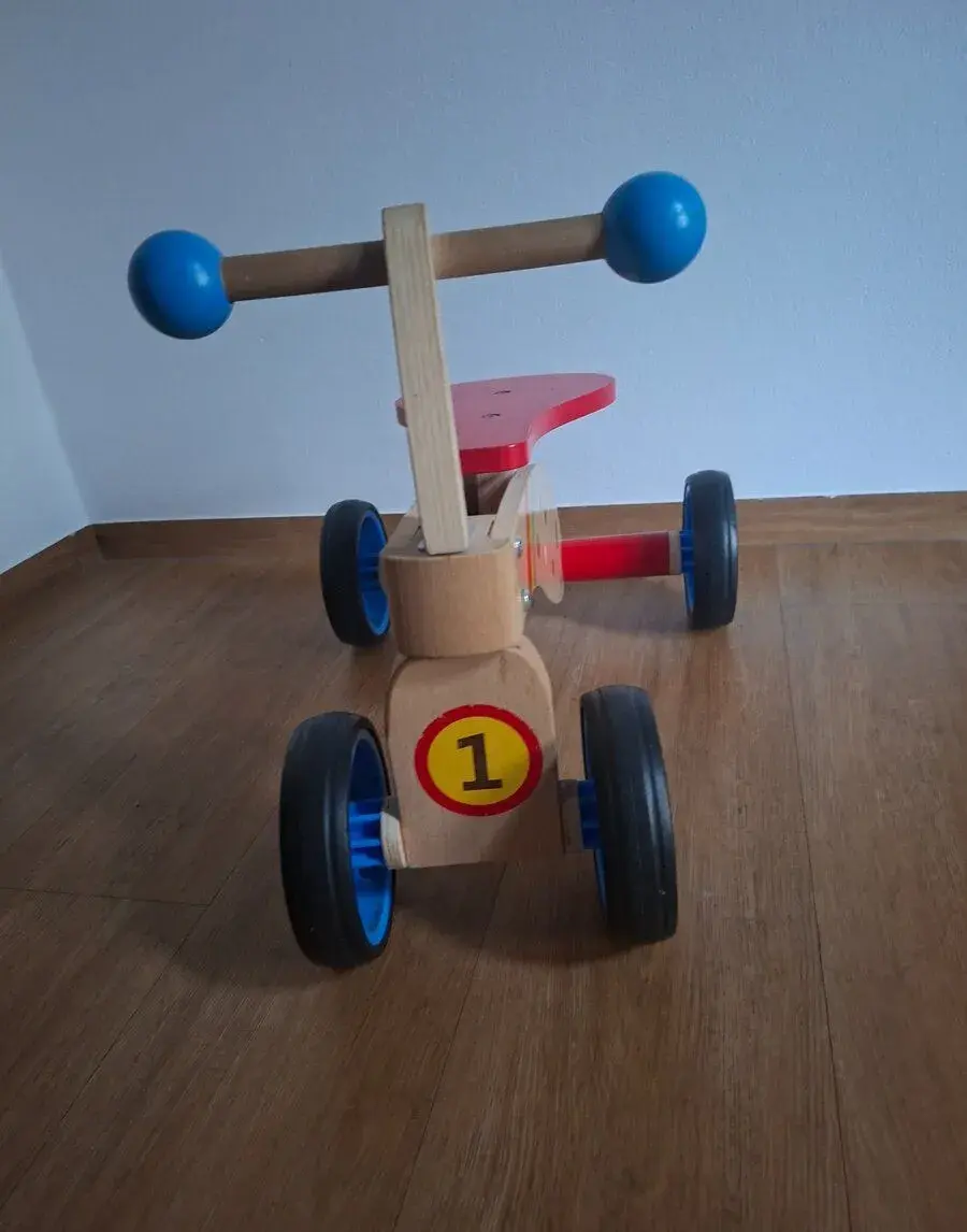 Dětské dřevěné odrážedlo