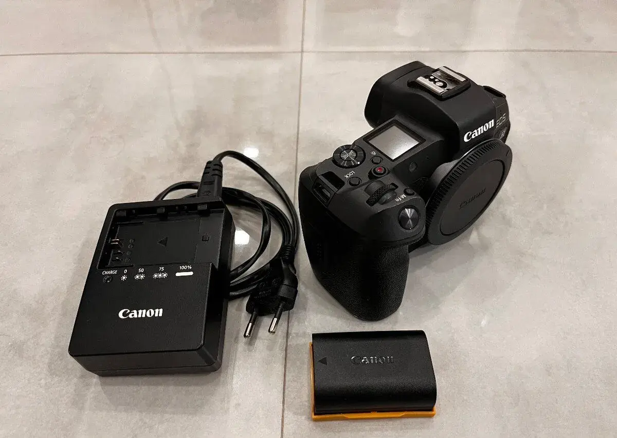 Canon R + nabíječka a baterka