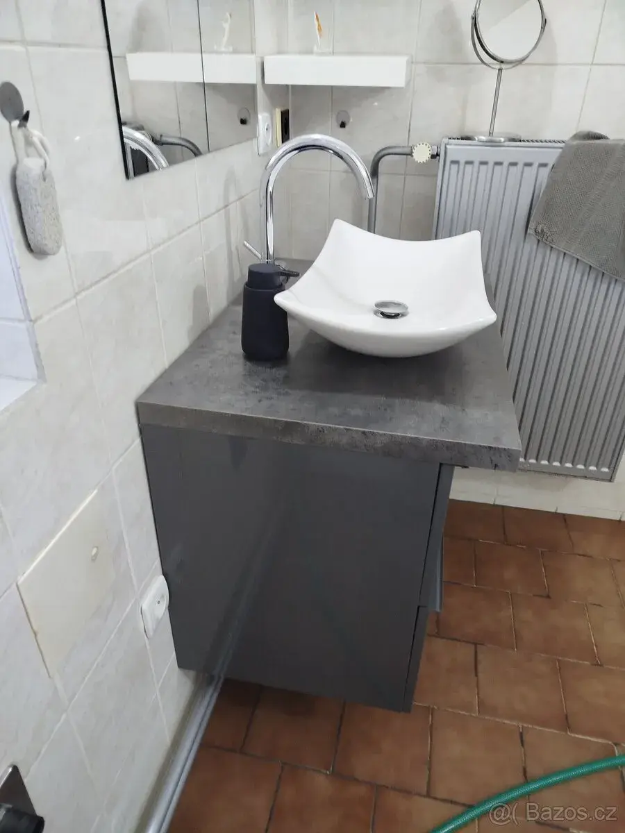 Koupelnová skříňka IKEA s umyvadlem a baterií – komplet