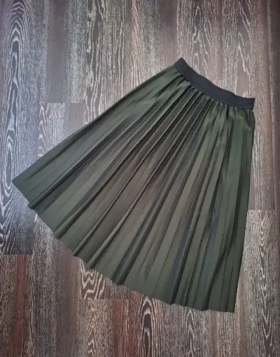 Tmave zelena plisovana midi sukne