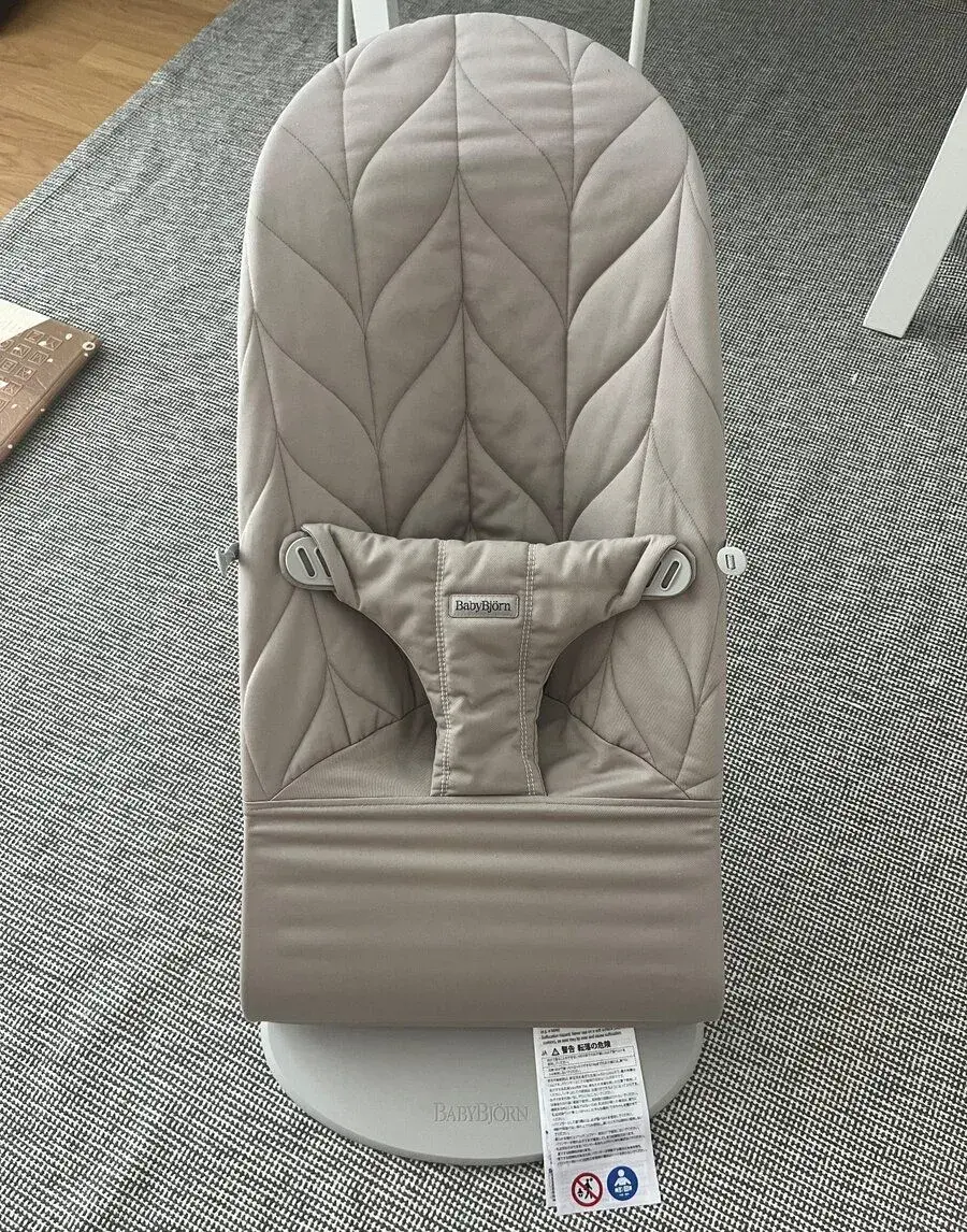 Lehátko BabyBjörn Bliss Sand Grey Woven Petal