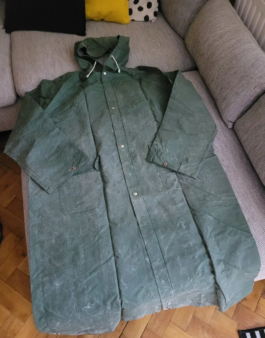 Vojenský nepromokavý kabát s kapucí
