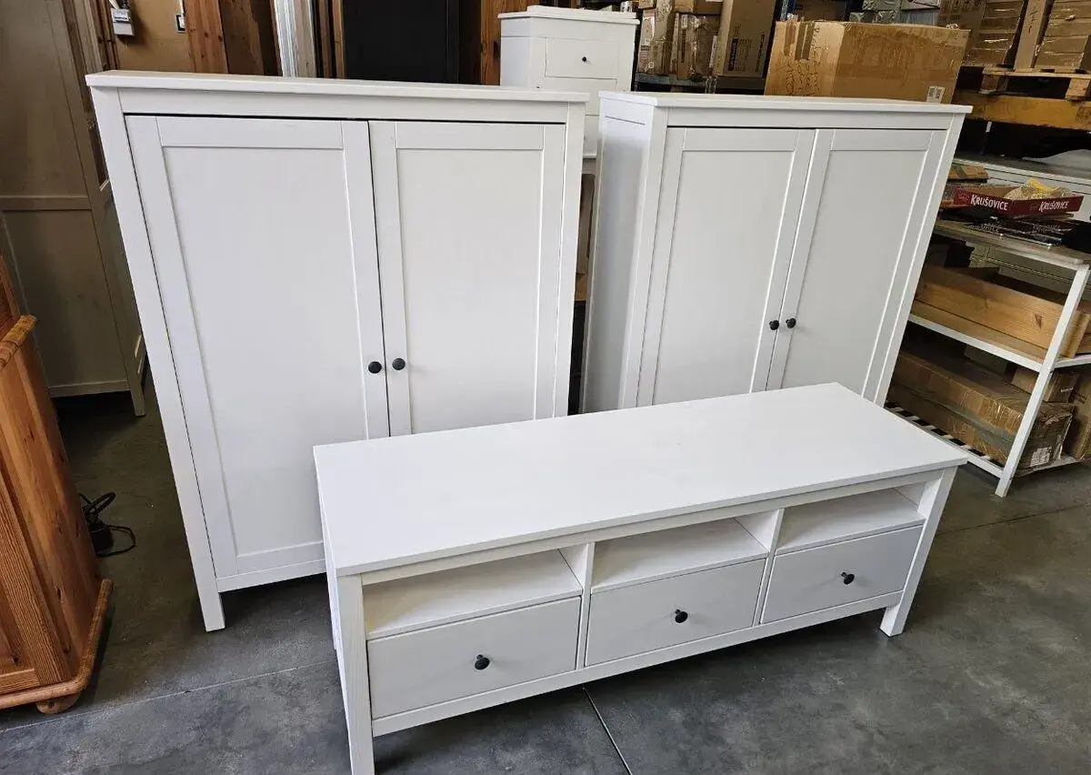 TV STOLEK A SKŘÍŇKY IKEA HEMNES