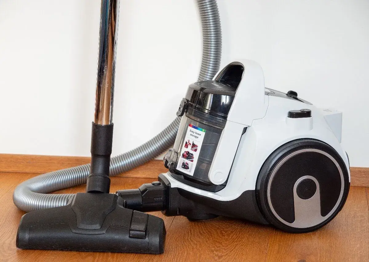 Málo používaný BOSCH Serie 2, Bezsáčkový vysavač