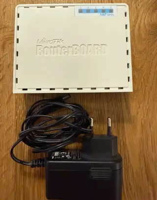 MikroTik hAP RB951Ui-2nD – jako nový, včetně zdroje