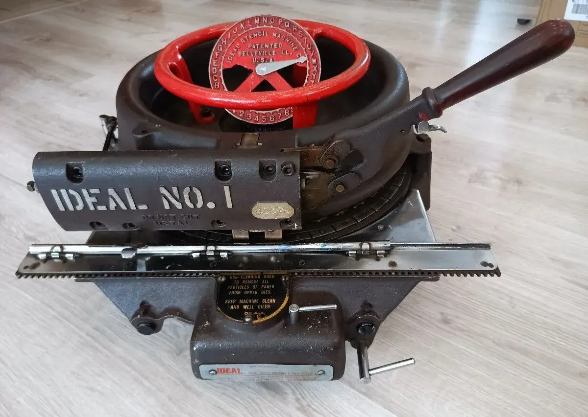 IDEAL No.1 Stencil Machine (USA, cca 1965) – top stav