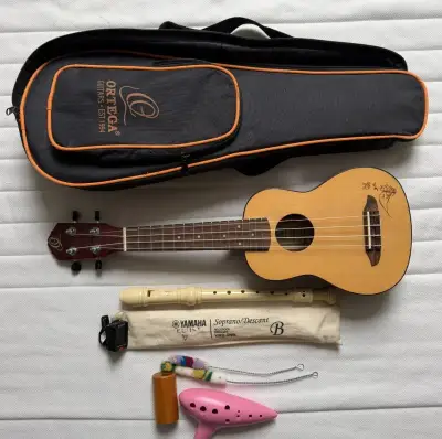 Ukulele Ortega RU5 včetně obalu, ladičky a další
