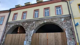 Ke koupi pozemky a budovu v centru města Soběslav.
