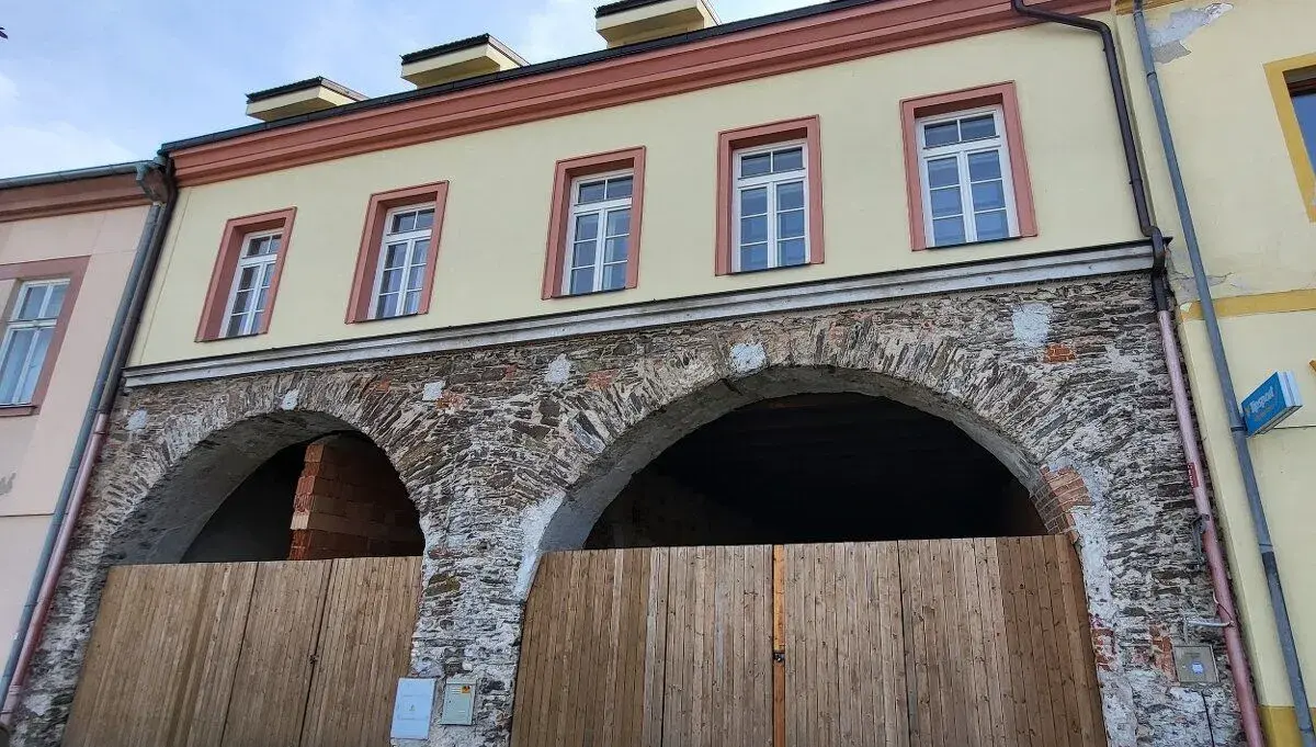 Ke koupi pozemky a budovu v centru města Soběslav.