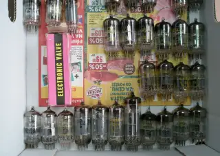Z pozůstalosti set elektronek číslo 2