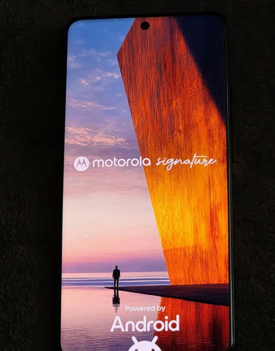 Motorola Signature 16GB/512GB Pantone Carbon