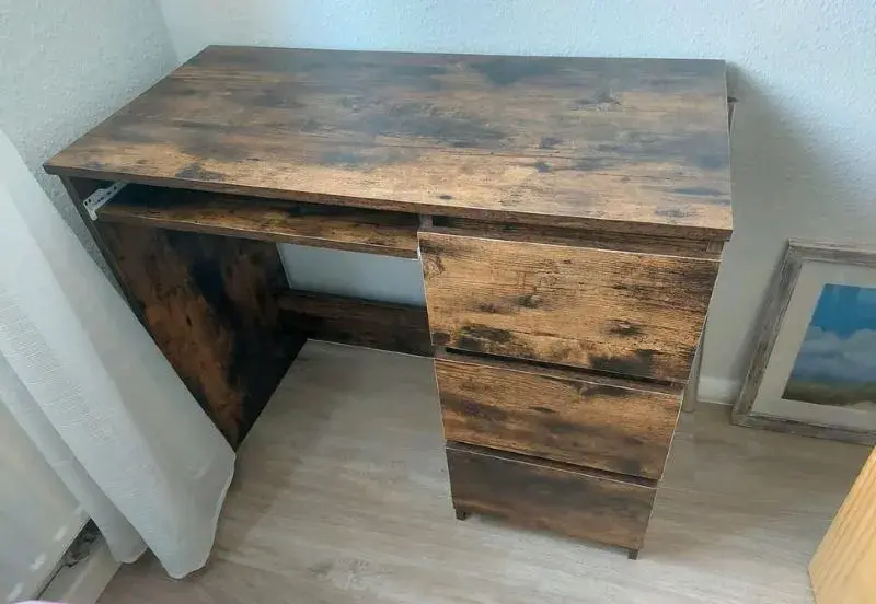Psací stůl ve výborném stavu - délka 90 cm