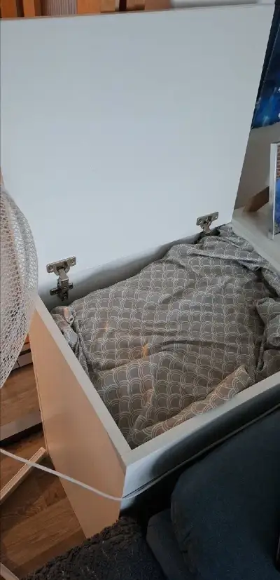 Peřiňák s úložným prostorem, skříňka.