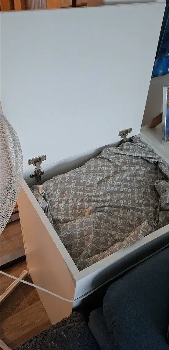 Peřiňák s úložným prostorem, skříňka.