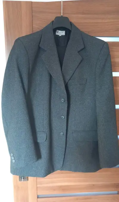 pánské šedé sako a černé kalhoty