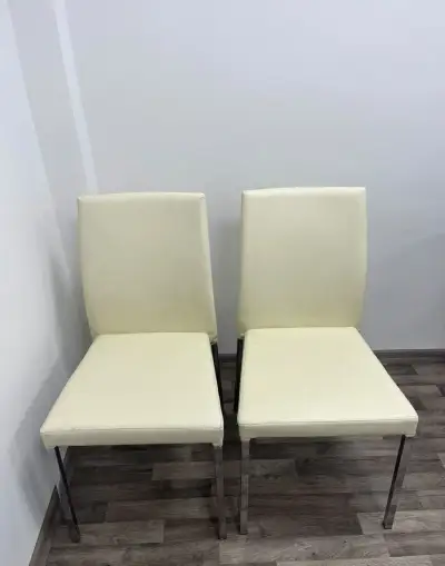 2x jídelní / konferenční židle - světlá koženka, kovové nohy