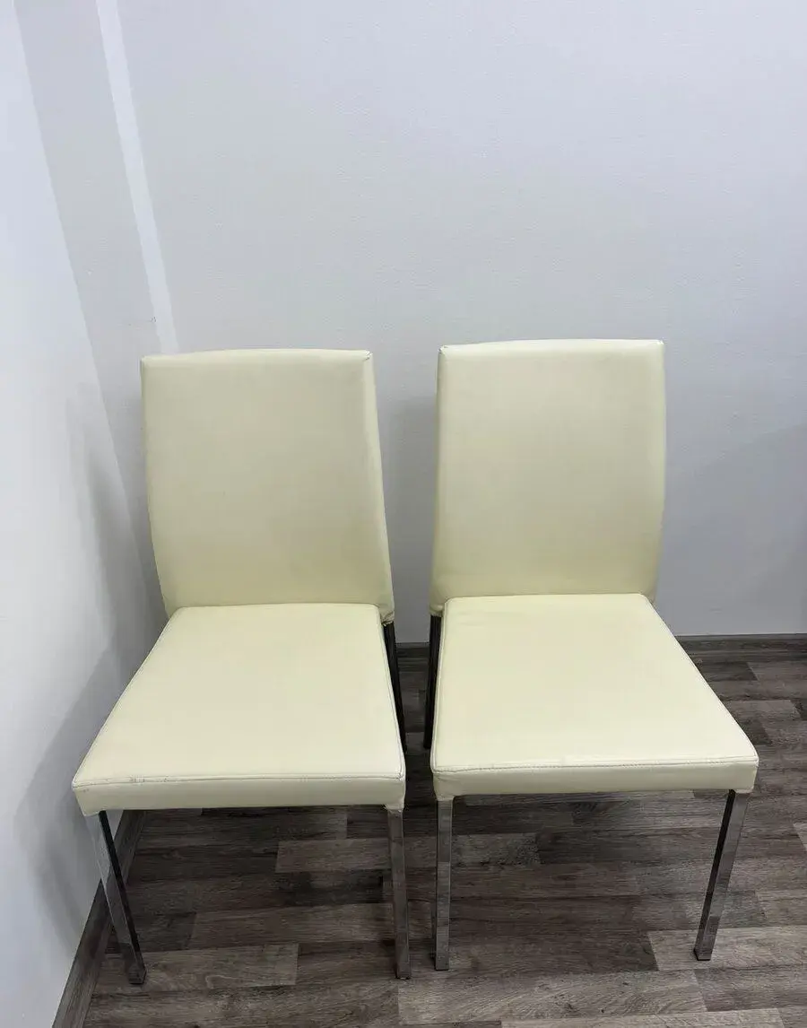 2x jídelní / konferenční židle - světlá koženka, kovové nohy