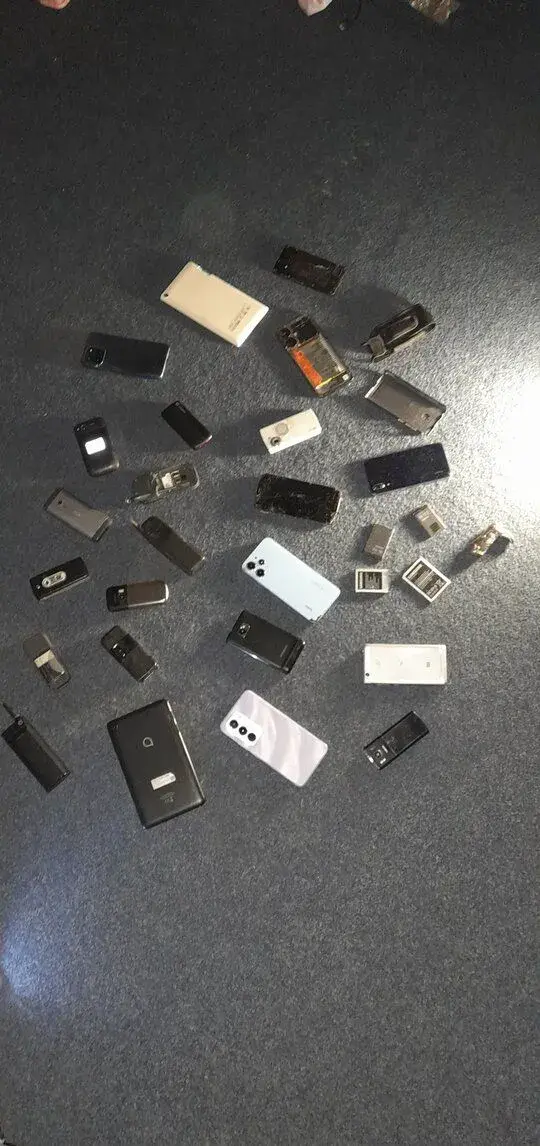 Spousta mobilních telefonů na náhradní díly