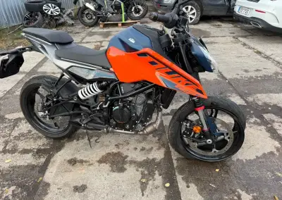 Ktm 125 Duke 11kw rv:2026/7 najeto:2500km havarované motorOK