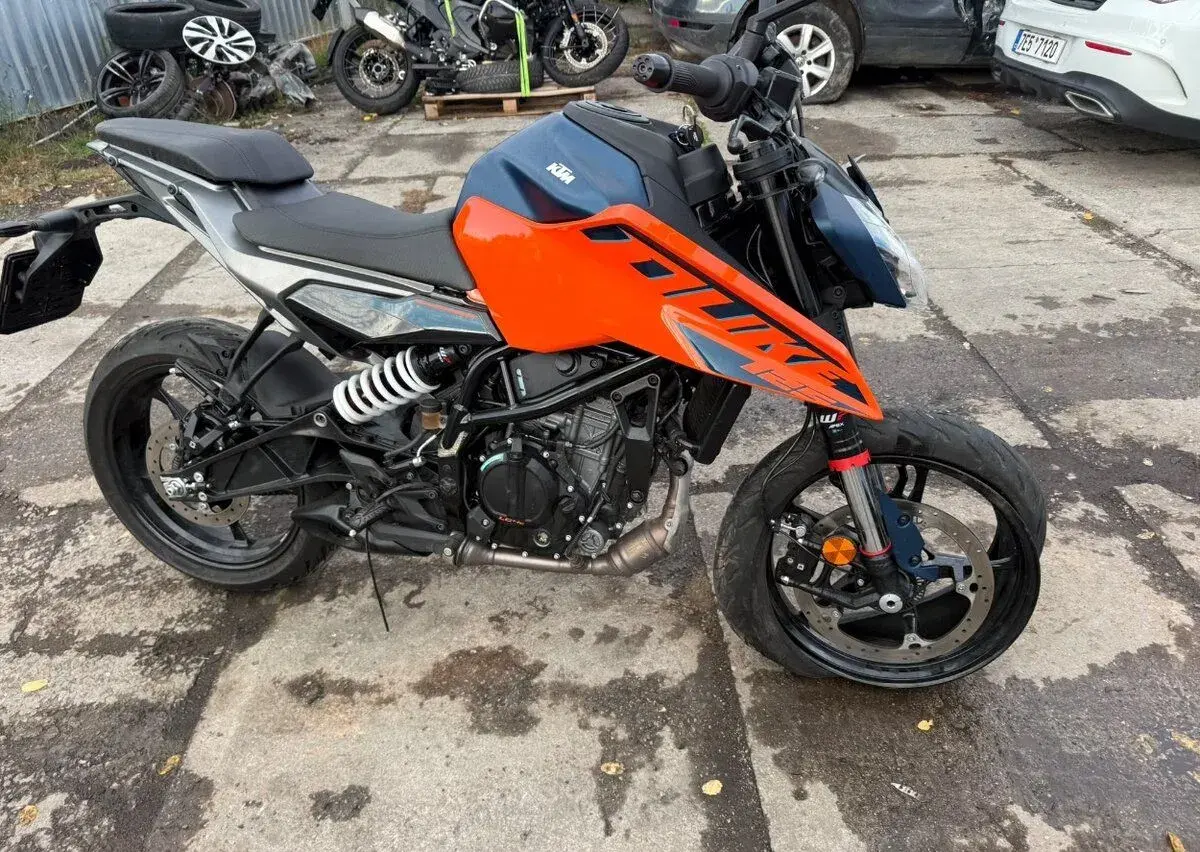 Ktm 125 Duke 11kw rv:2026/7 najeto:2500km havarované motorOK