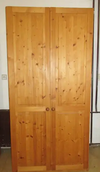 Šatní skříň z borovice - celomasiv - Výborný stav