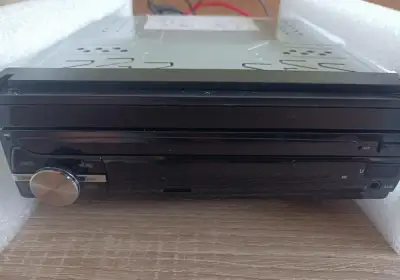 Nové autoradio s výklopným panelem