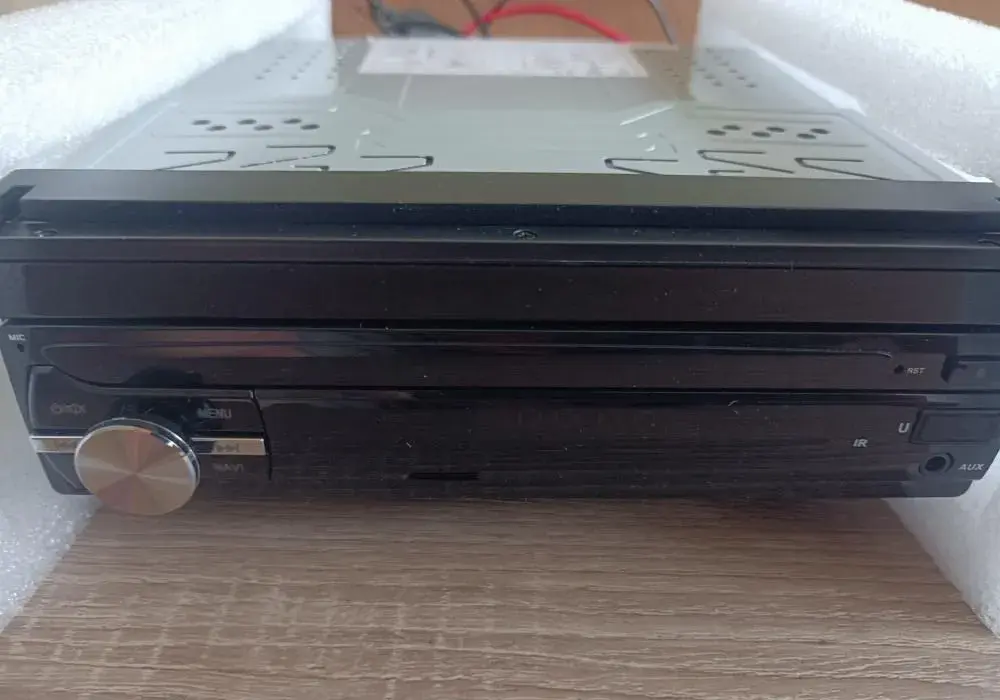 Nové autoradio s výklopným panelem