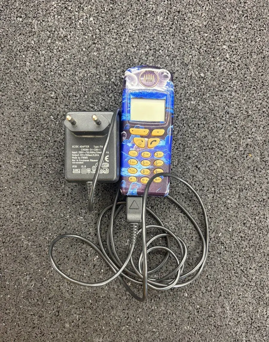 Mobilní telefon s nabíječkou Siemensu C 25