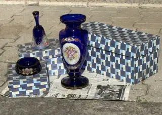 Modrý porcelán (váza, zvonek, popelník)