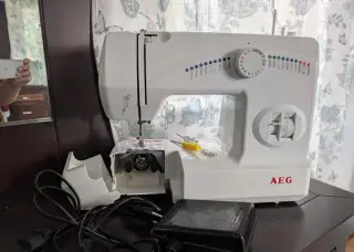 Šicí stroj AEG 11210 včetně napájení a pedálu