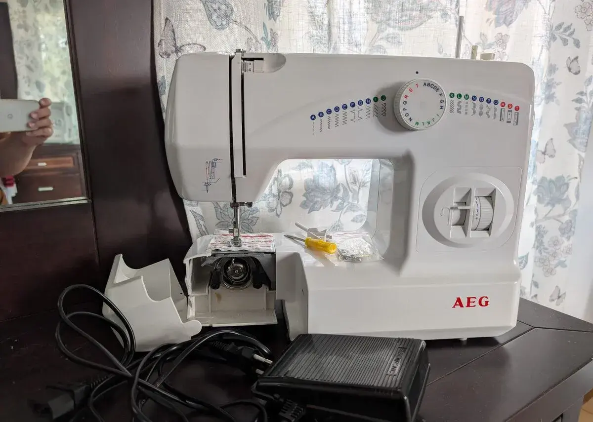 Šicí stroj AEG 11210 včetně napájení a pedálu