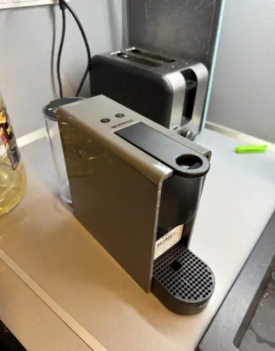 Kávovar Nespresso Essenza Mini (Krups) – šedý
