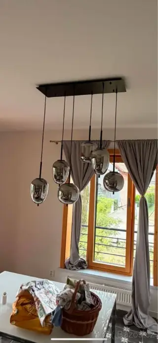 Lustry s kouřovými skly