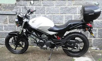 A vzácnou Hondu VTR 250, 2011, 12749 km.