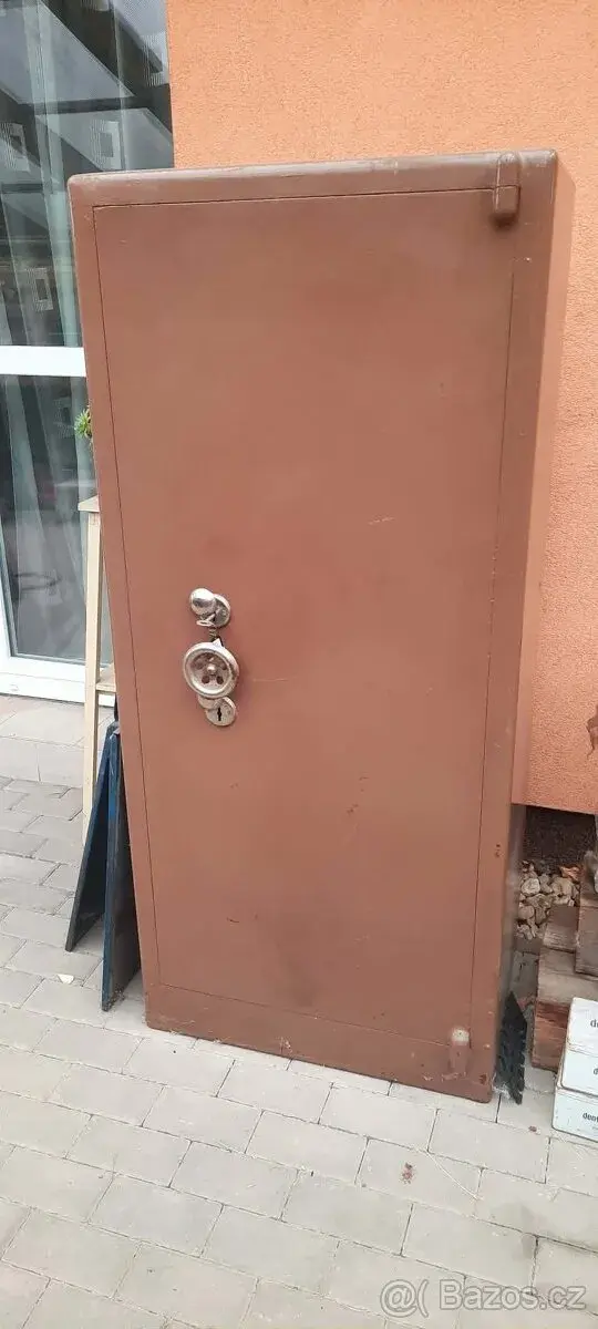 Trezor poloskříň