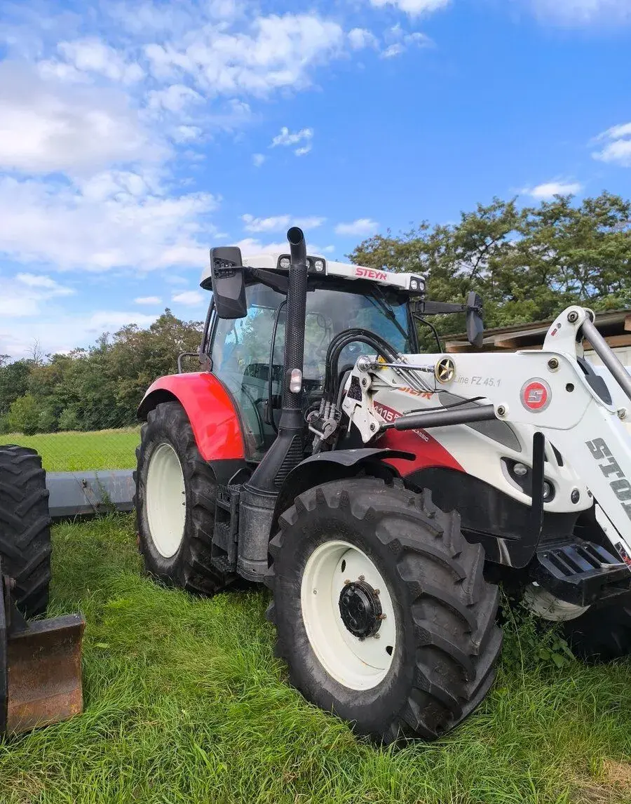 Traktor Steyr 4115 s čelním nakladačem