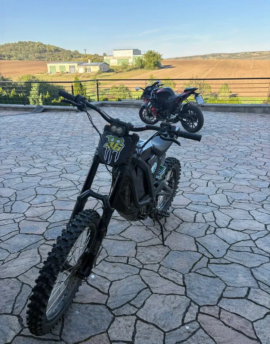 Surron light bee x celo upravený 1542 km celkový nájezd