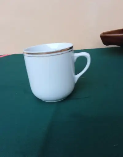 Retro porcelánový hrnek zlaté proužky