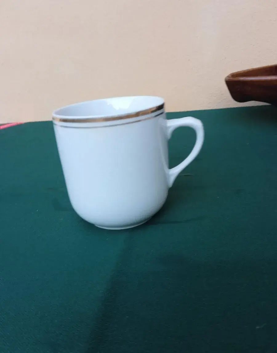 Retro porcelánový hrnek zlaté proužky