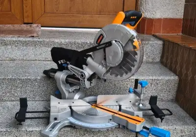 Pokosovou pilu s posuvem FERRIDA 1500 W.