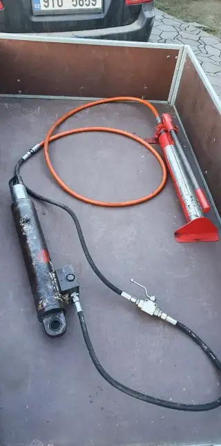 Hydraulická pumpa s ventilem a jednočinnou pístnicí