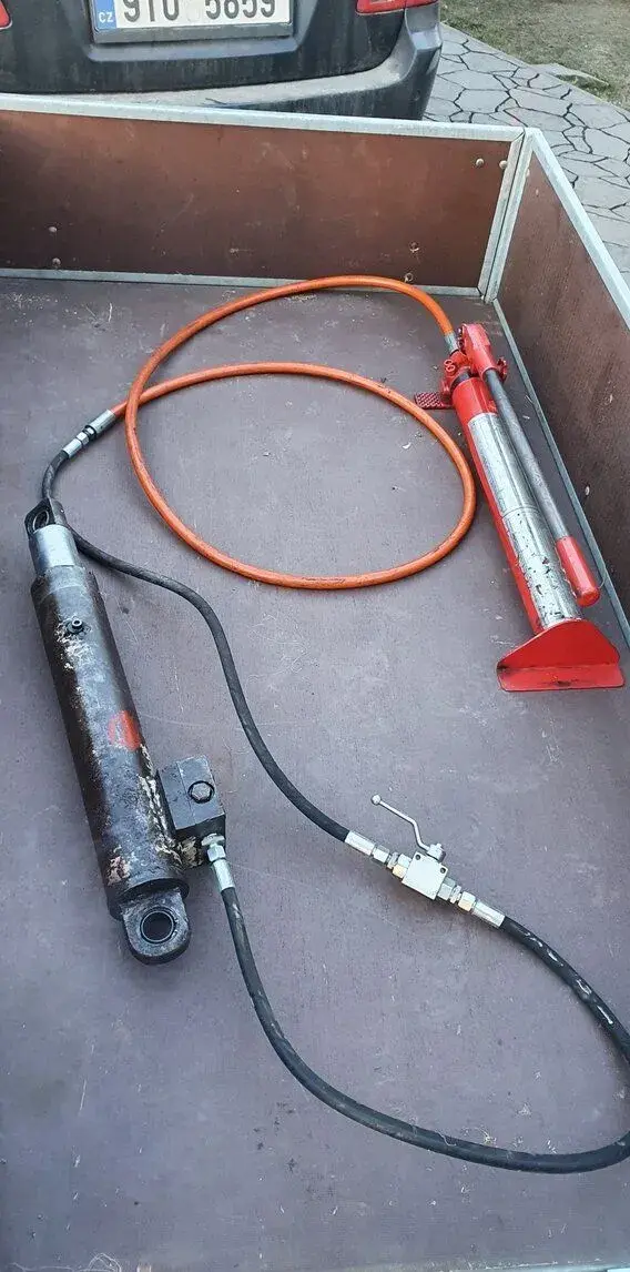 Hydraulická pumpa s ventilem a jednočinnou pístnicí