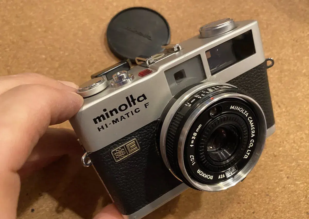 Kompaktní dálkoměr Minolta Hi-Matic F s Rokkor 38, f/2.7