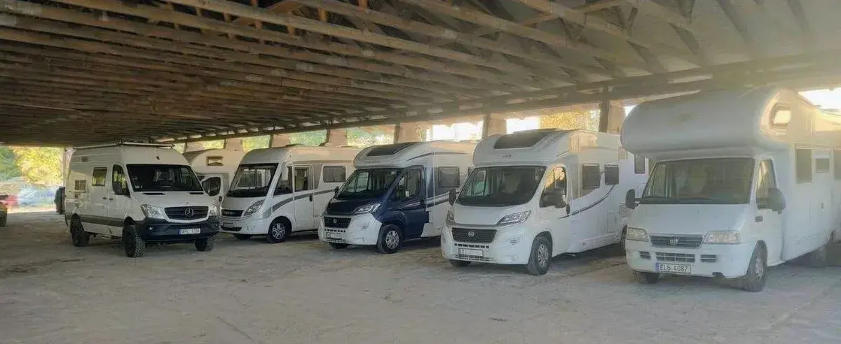 Zastřešené parkování pro obytná auta