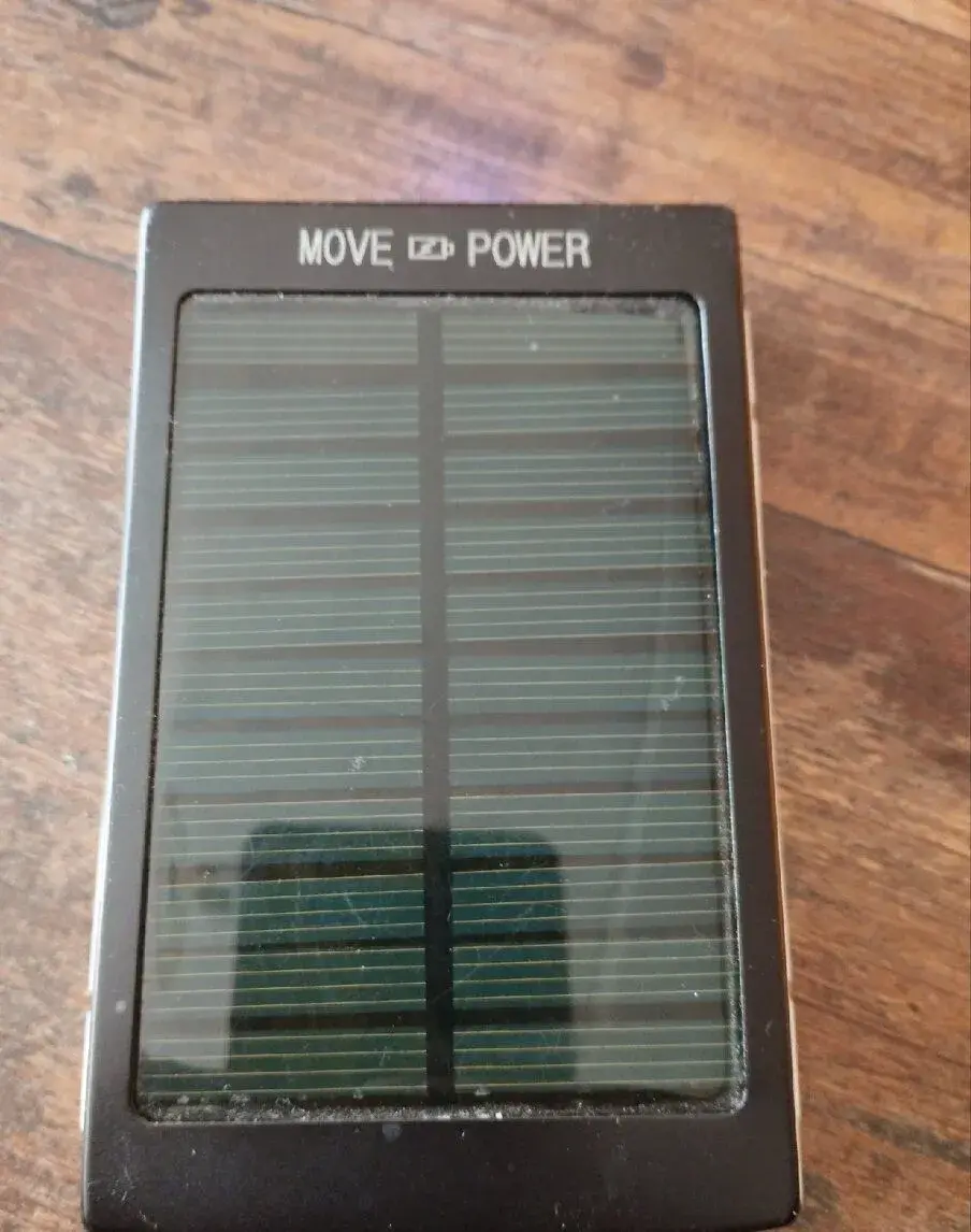 Power banka se solárním panelem