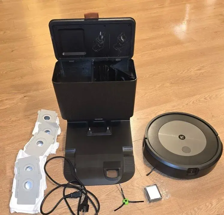 IRobot Roomba j7+ se stanicí Clean Base – v záruce