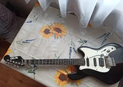 Elektrická kytara RK 130