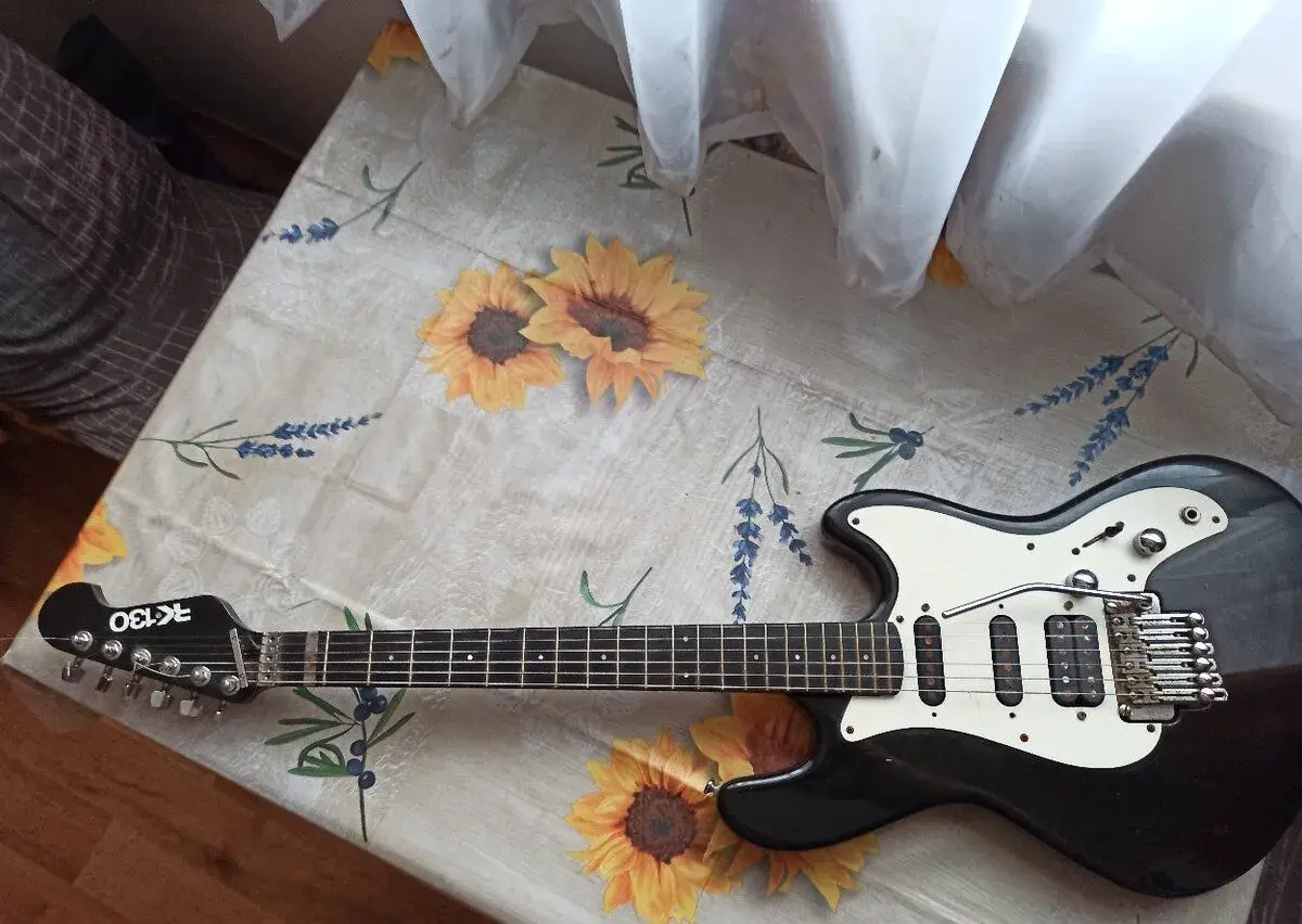 Elektrická kytara RK 130