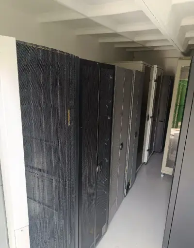rozvaděč, rack, serverová skříň