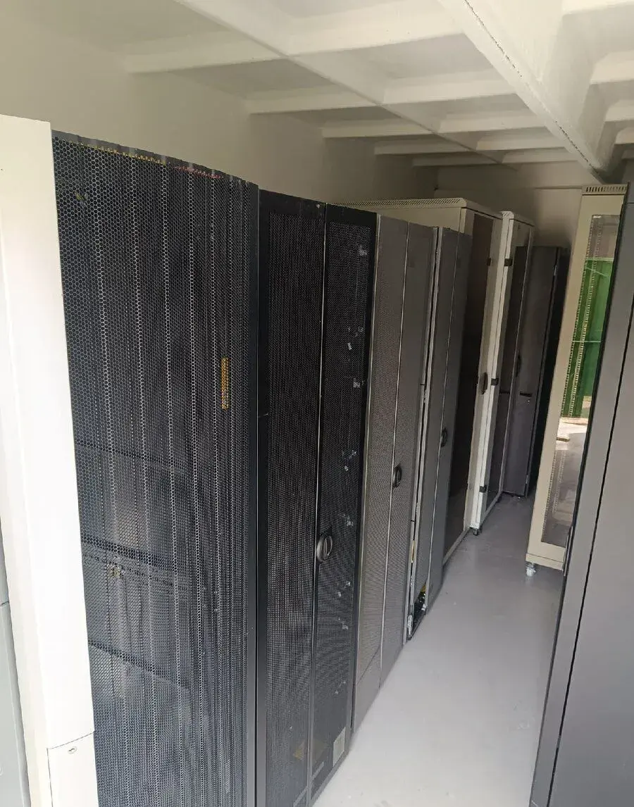 rozvaděč, rack, serverová skříň